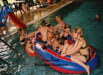 FERIENPARK FERIENDORF Knaus Campingpark Hennesee Sauerland: Schlauchboot mit Kindern im Hallenbad FERIENPARK FERIENDORF Knaus Campingpark Hennesee Sauerland: Schlauchboot mit Kindern im Hallenbad